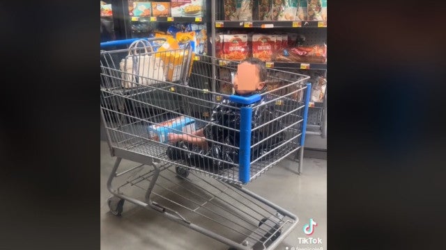 Mãe causa polêmica ao levar filho às compras só de fralda em dia frio