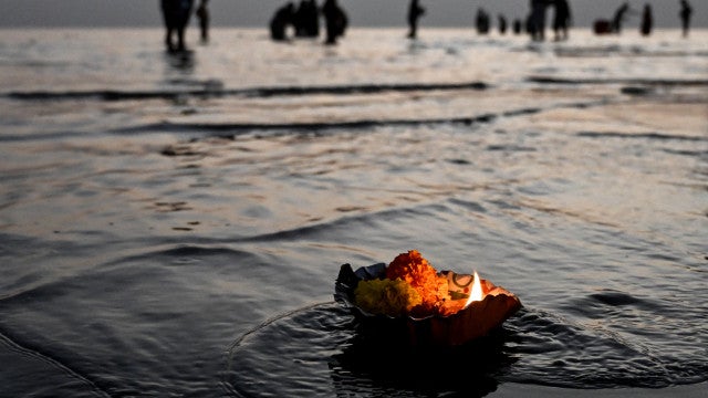 Pais mergulham filho em rio para o curar de um câncer, criança faleceu
