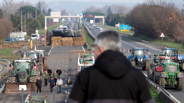 ‘Agricultores em fúria’ na França mantêm atos mesmo após terem demanda acatada