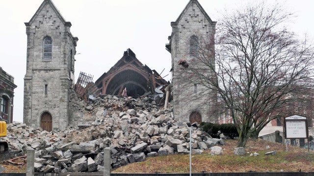 Torre de igreja desaba em Connecticut, nos EUA; mulher é encontrada ilesa