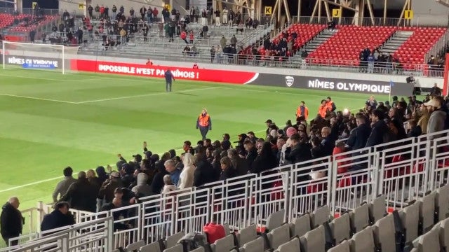 Grupo de agricultores interrompe jogo na França; assista