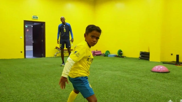 Filho de Talisca imita as ‘comemorações’ de jogadores no Al Nassr ; veja