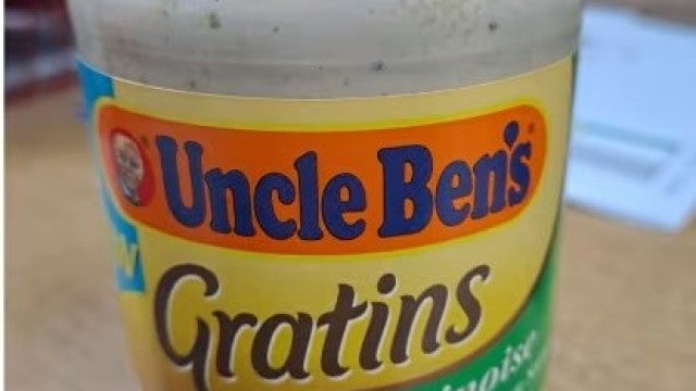 Banco alimentar recebe molho de queijo com validade expirada há 25 anos