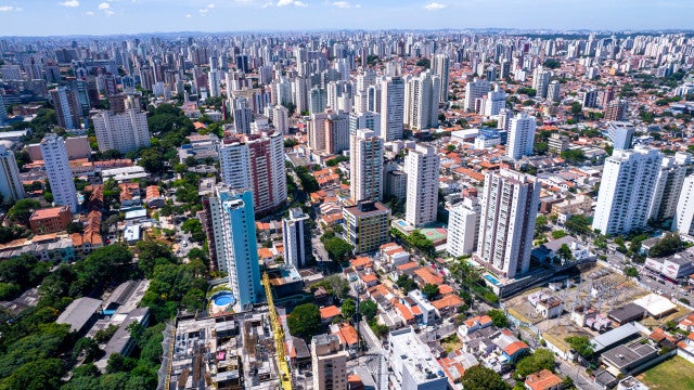 Semana em São Paulo começa com calor e pancadas de chuva