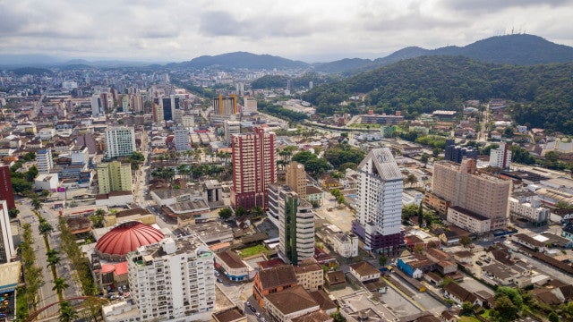 Joinville (SC) tem 75% da água cortada após vazamento de ácido em rio