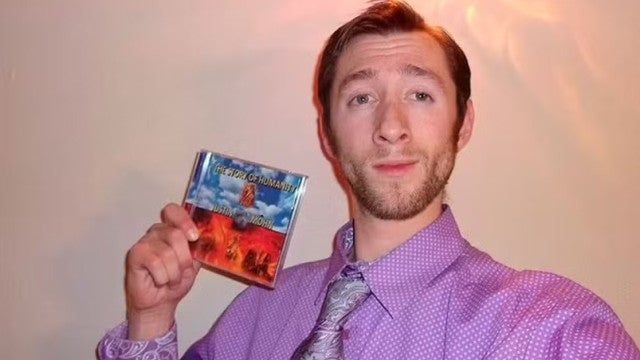 Homem decapita o pai e assume crime em vídeo compartilhado no YouTube