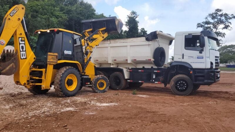 Prefeitura de Sorriso faz entrega de caminhão, trator e calcário em assentamento