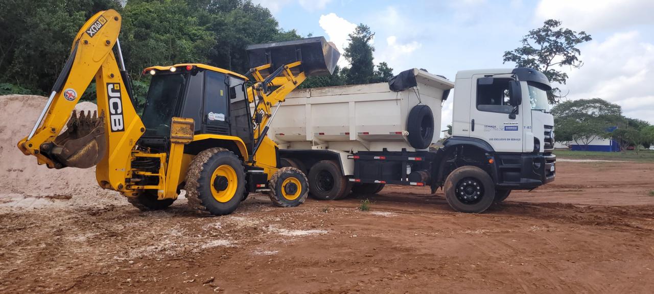 Prefeitura de Sorriso faz entrega de caminhão, trator e calcário em assentamento
