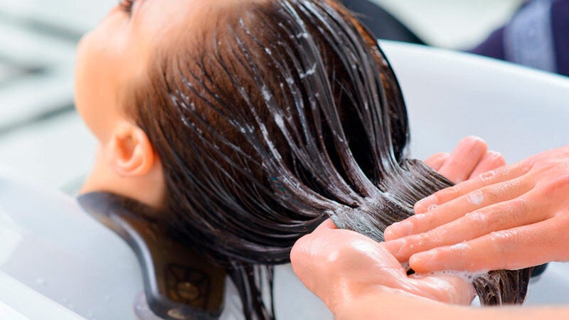 Couro cabeludo renovado: Dra. Viviane Coutinho revela os segredos da esfoliação capilar no verão