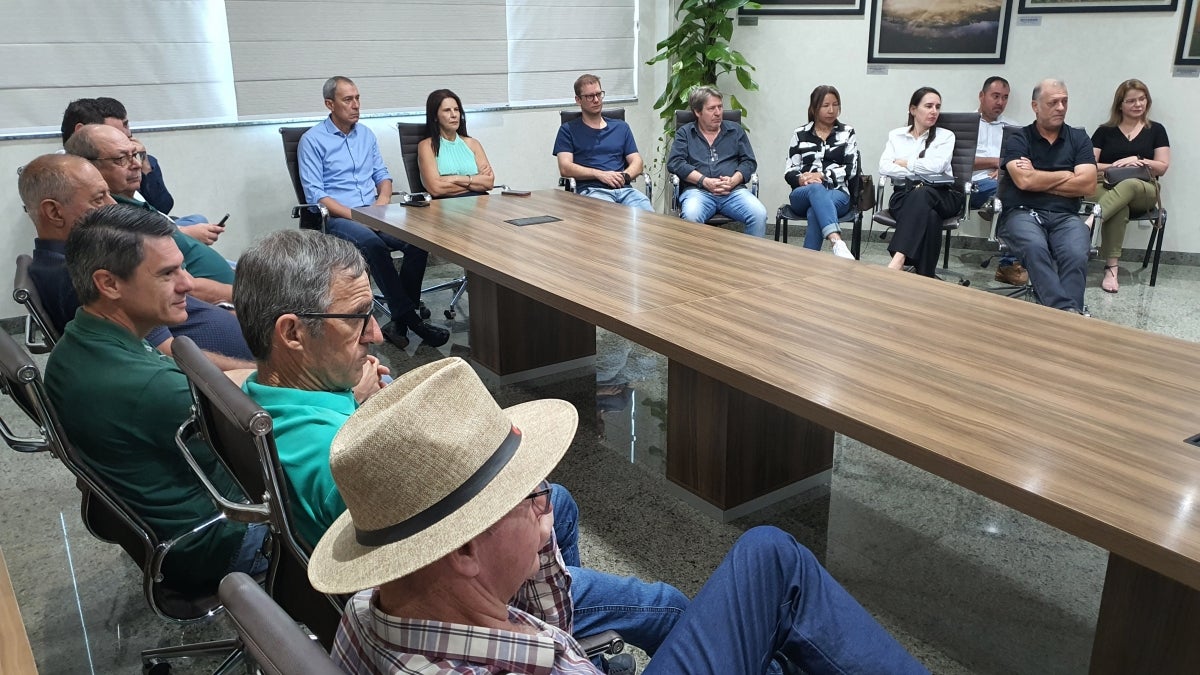 Prefeito se reúne com produtores para tratar parcerias para pavimentação de agroestradas em Lucas