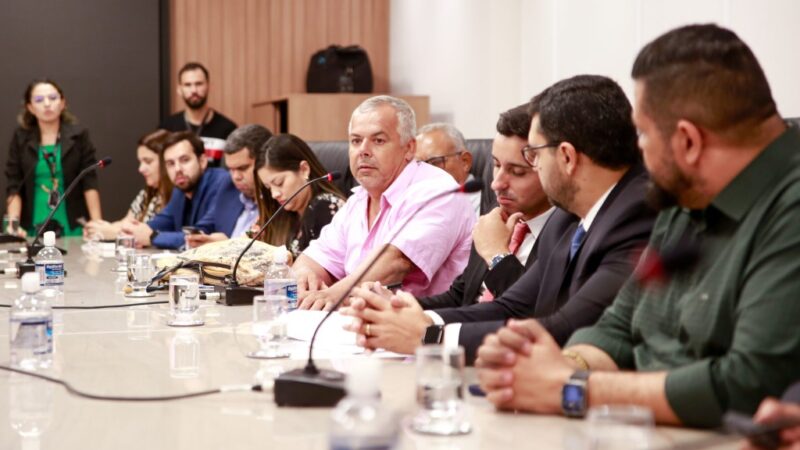 Deputados  e representantes de empresa discutem conflito envolvendo obra de ferrovia