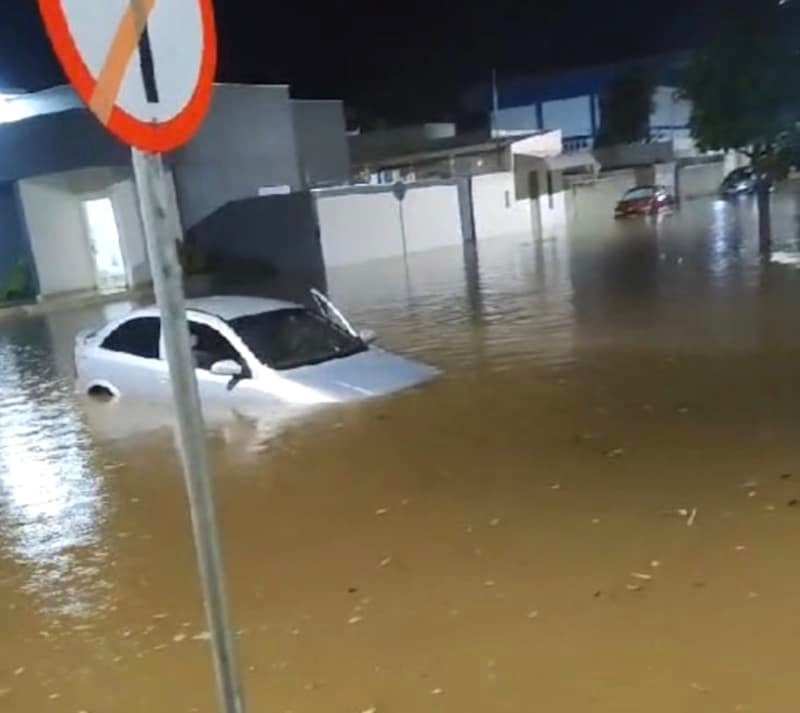 Chuvas alagam cidade polo em Mato Grosso; prefeito decreta emergência e calamidade