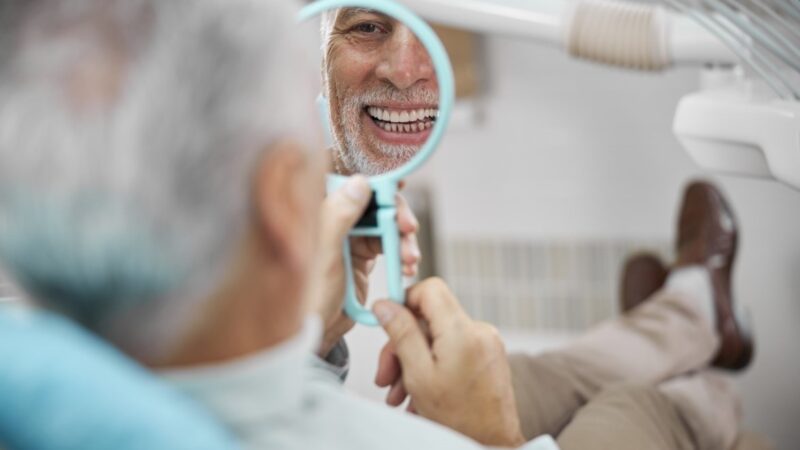 Dentista alerta para os cuidados com a saúde bucal da população idosa