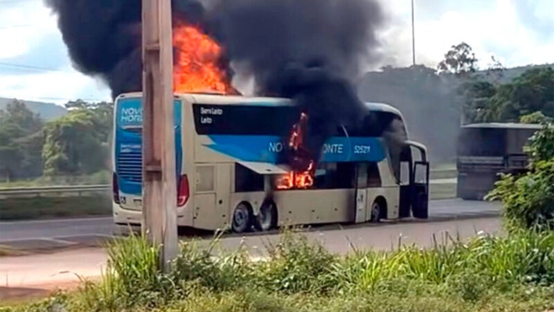 Ônibus que seguia para Sinop pega fogo e fica destruído na BR-364