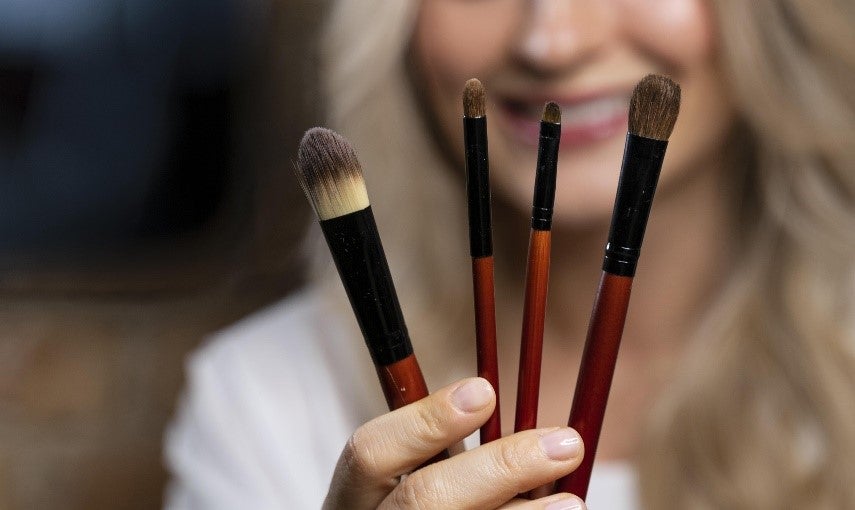 Maquiagem: como fazer a limpeza correta dos pincéis e esponjas?