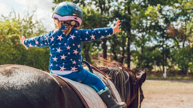 Após ação da Defensoria, criança de 4 anos com autismo consegue tratamento de equoterapia na Justiça