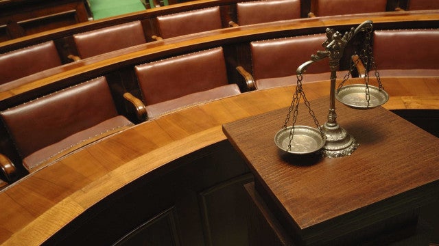 Mulher é acusada de homicídio após atirar filha de 5 meses do telhado