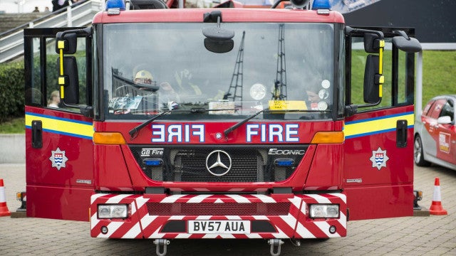 "Acordem, vamos morrer"; mãe atira filha pela janela durante incêndio