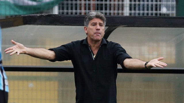 Renato faz cobrança pesada à Federação após vitória do Grêmio: ‘Fica difícil jogar’