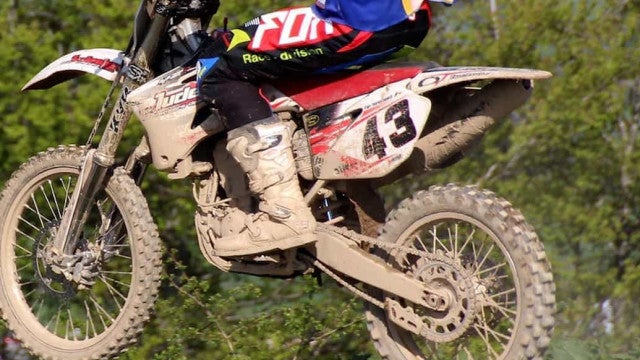 Piloto de motocross de 27 anos morre após tentar manobra em treinamento