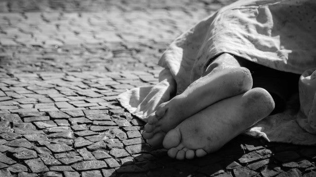 Prefeito manda levar homem em situação de rua para ‘capinar’ em SC