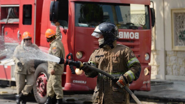 Incêndio de grandes proporções destrói galpão no Porto de Santos