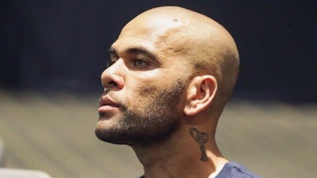 Barcelona tira Daniel Alves de área de ‘lendas’ do site após condenação por estupro