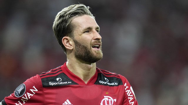 Léo Pereira cai nas graças da torcida do Flamengo embalado por gols e memes