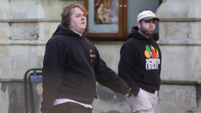 Após pausa na carreira, Lewis Capaldi aparece passeando com amigo