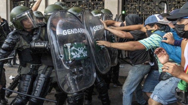 Protestos contra ‘lei ônibus’ de Milei têm novo confronto na Argentina