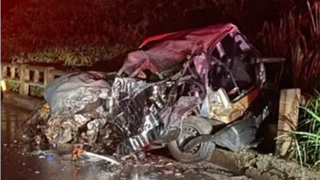 Jogador de futebol morre e namorada fica ferida após carro ser destruído