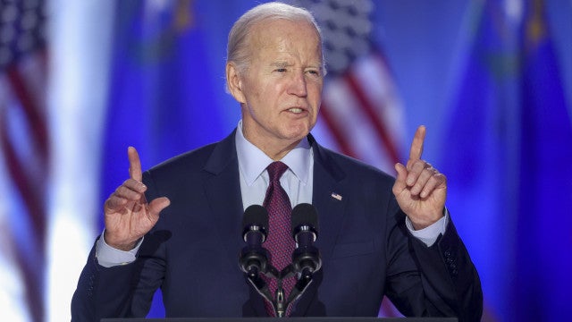 Biden confunde Macron com ex-presidente francês que morreu em 1996
