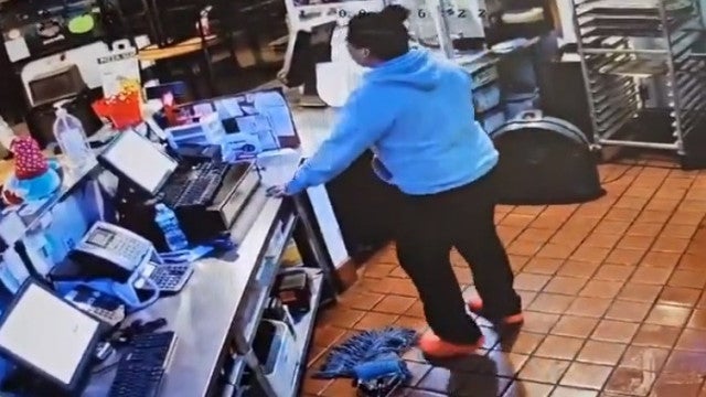 Funcionários de pizzaria impedem assalto com martelo e caixote do lixo