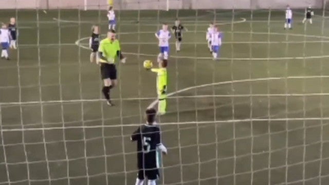 Goleiro de 5 anos erra e desaba em lágrimas; reação do árbitro é viral