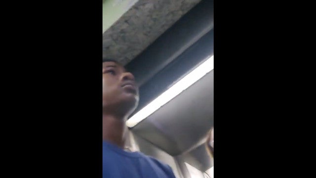 Entregador é barrado e insultado por moradora em condomínio no Rio