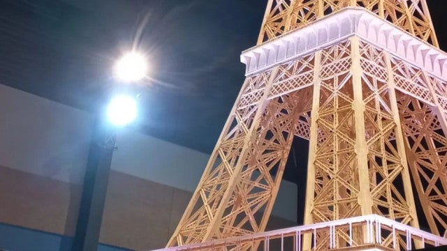 Torre Eiffel  é recriada com mais de 700 mil fósforos; Guiness rejeita