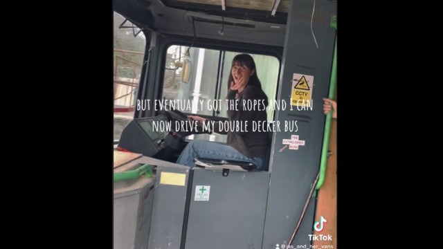 Mulher comprar ônibus e o transforma em uma casa para ela e o filho; veja