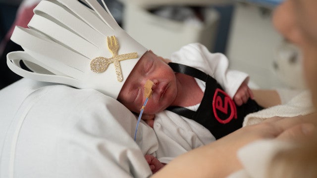 Bebês que estão na UTI ganham fantasias de carnaval; veja as imagens