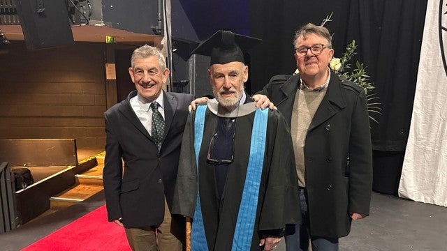 Britânico termina mestrado aos 95 anos (e pondera doutorado)