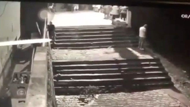 Homem que fazia xixi na margem de rio é derrubado por outro durante tombo