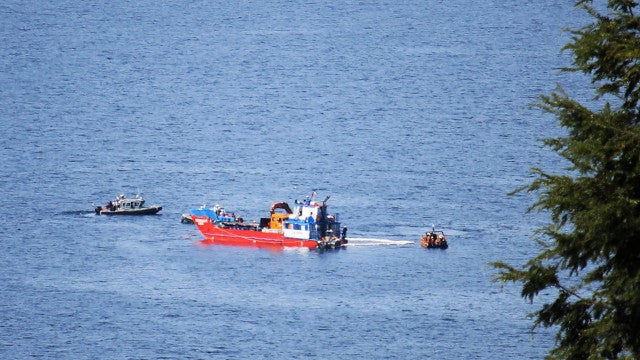 Helicóptero que caiu com ex-presidente do Chile é tirado de lago