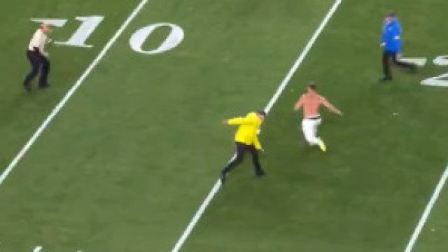 Torcedor seminu invade o Super Bowl e acaba detido; veja as imagens