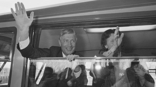 Ex-premiê da Holanda faz eutanásia dupla e morre com esposa de mãos dadas