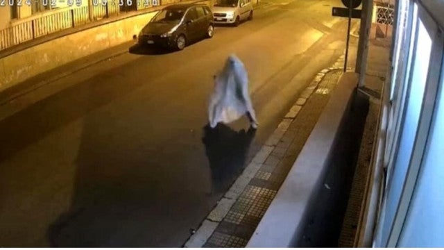 Homem assombra ex-mulher vestido de fantasma