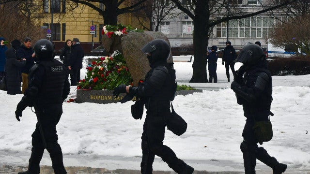 Polícia prende centenas em vigílias por Navalni na Rússia