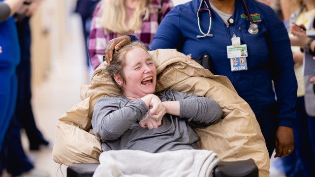 "É incrível": mulher acorda após coma de quase cinco anos nos EUA