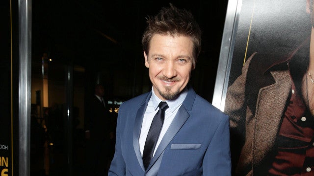 Jeremy Renner aparece de surpresa no People’s Choice Awards