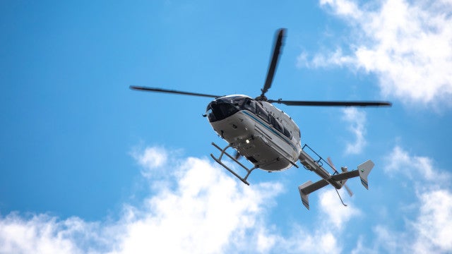 Helicóptero com turistas cai após decolar e fica preso a antena na Colômbia