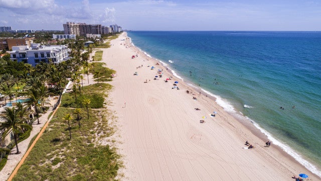 Menina morre após ficar soterrada enquanto escavava buraco na praia