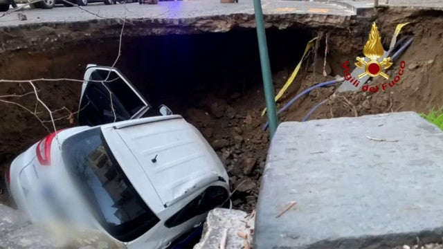 Rua em Nápoles desaba e ‘engole’ dois carros